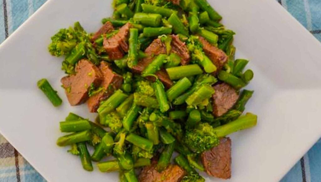 Beef Salad with Asparagus and Broccoli